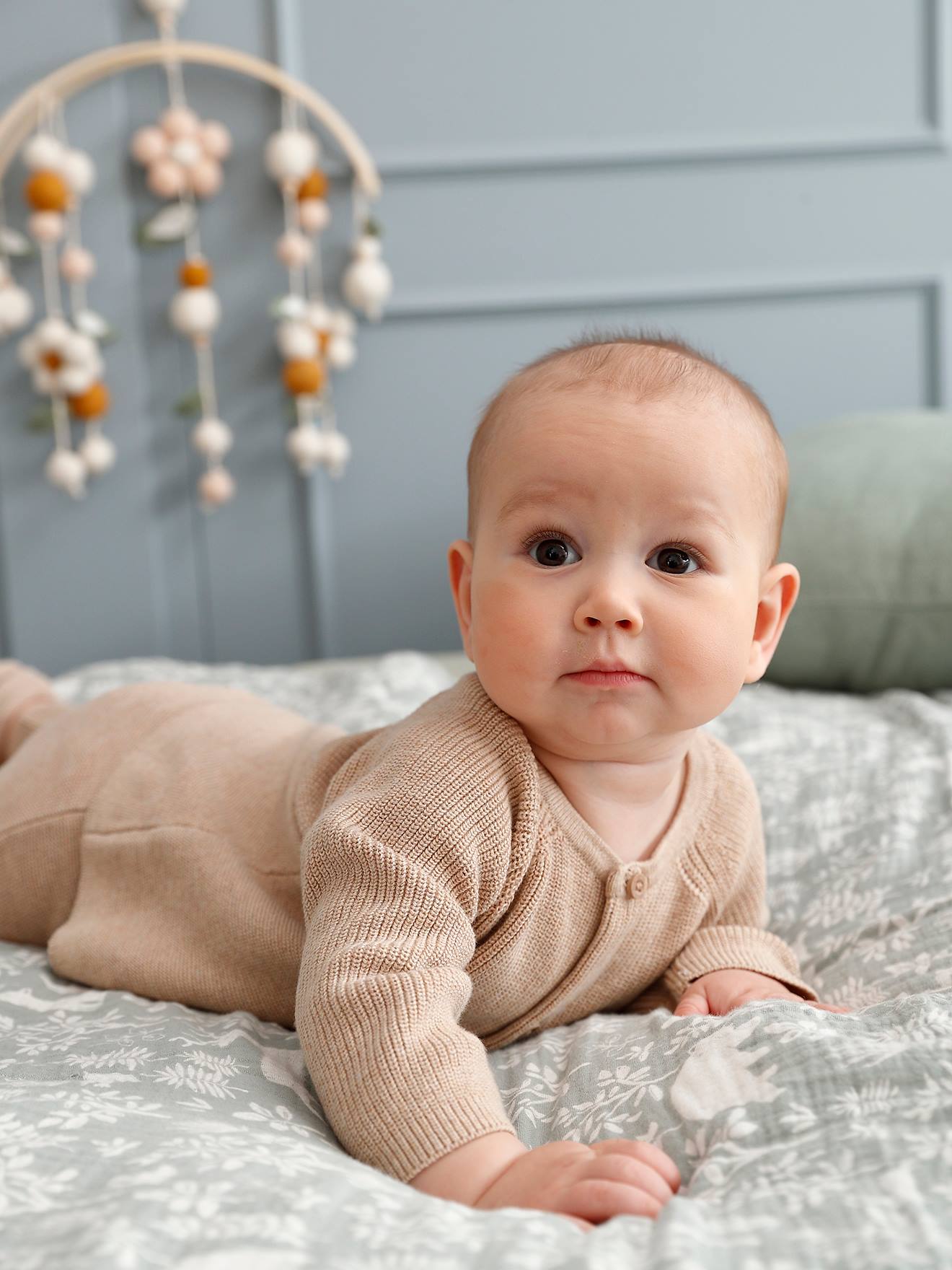 3-Piece Knitted Ensemble: Cardigan, Trousers & Booties for Newborn Babies marl beige