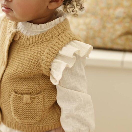 Buttoned sleeveless baby cardigan ochre