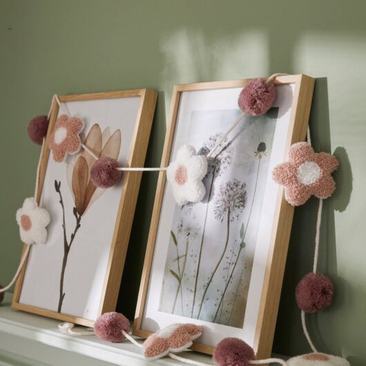 Garland with Flowers & Pompoms printed pink
