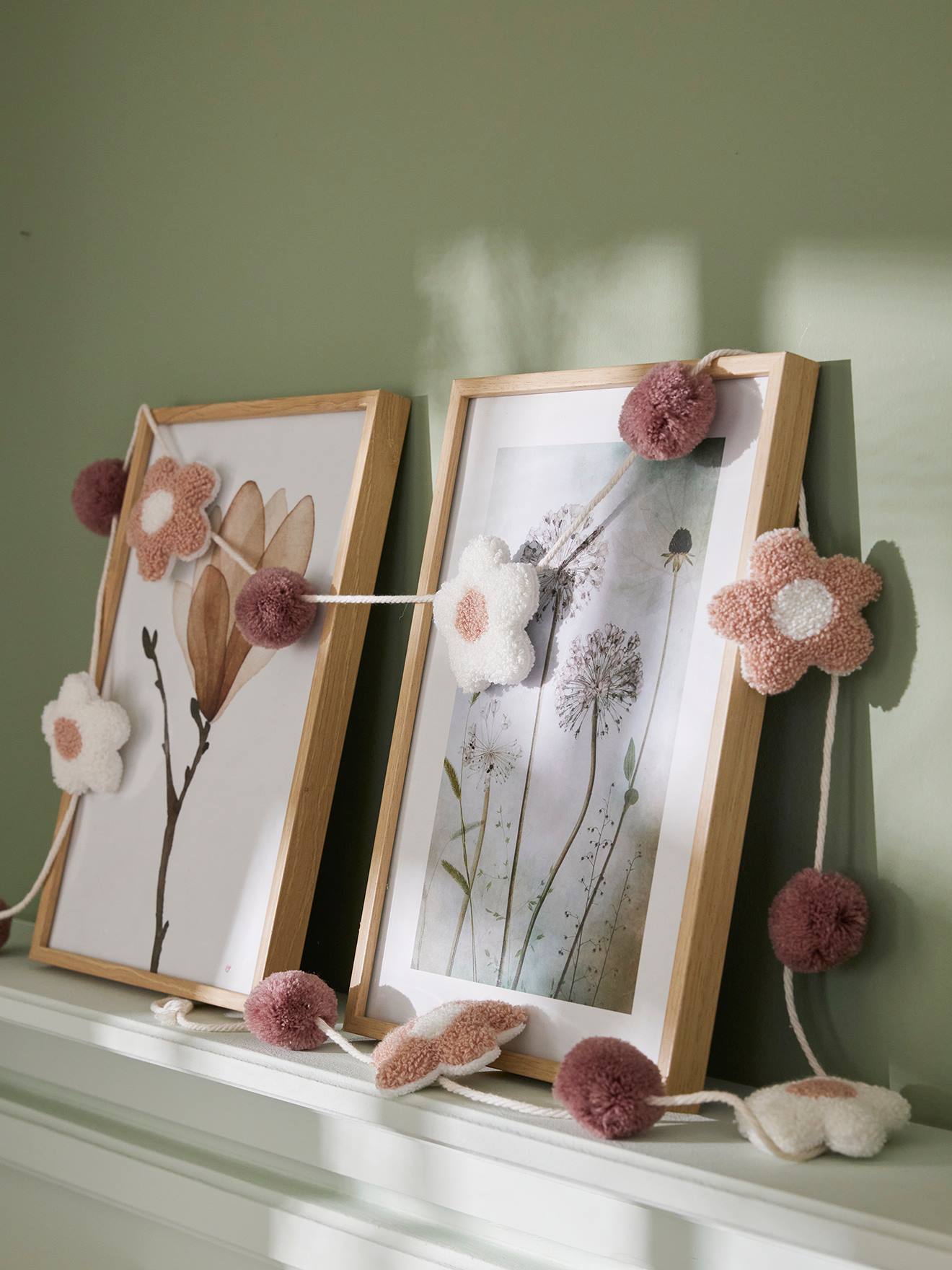 Garland with Flowers & Pompoms printed pink