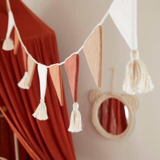 Garland with Knitted Streamers beige light solid