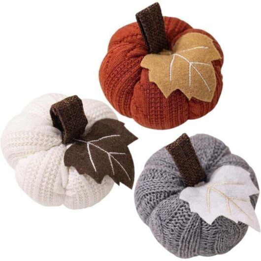 Set of 3 mini Halloween pumpkins, knitted pumpkin decorations with leaves for hanging, decorative pumpkins for Thanksgiving, Harvest Festival,