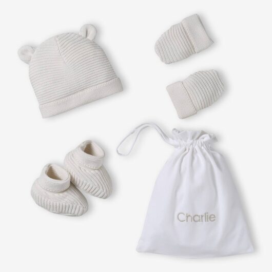 Set of beanie, mittens and slippers in organic cotton and its customisable pouch ecru