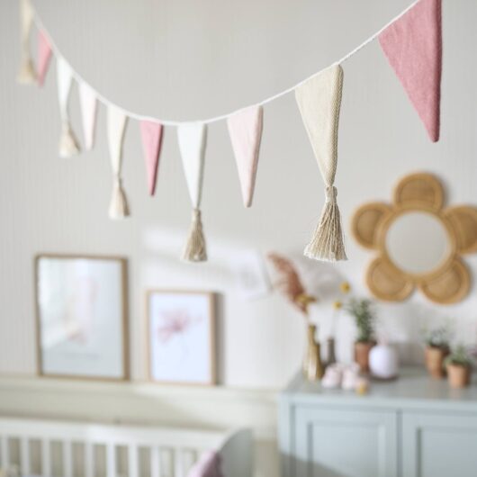 Garland with Knitted Streamers rosy